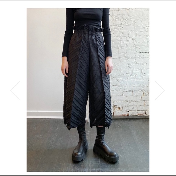 Issey Miyake Pants - ISSEY MIYAKE - beautiful black, wide leg, Raw edge pants.